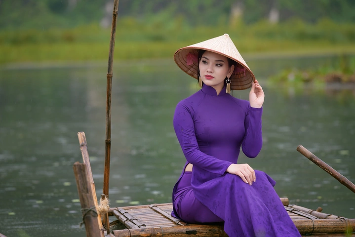 Hình Ảnh Cô Gái Huế Mặc Áo Dài Tím – Bộ Sưu Tập Đầy Sắc Màu & Câu Chuyện Văn Hóa Dành Cho Người Yêu Thời Trang Việt