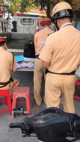 Hình Ảnh Công An Giao Thông Hài Hước: Bộ Sưu Tập, Ý Nghĩa & Cách Tận Dụng Cho Người Yêu Thích Meme Hình Ảnh Công An Giao Thông Hài Hước: Bộ Sưu Tập, Ý Nghĩa & Cách Tận Dụng Cho Người Yêu Thích Meme