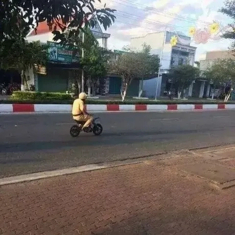 Hình Ảnh Công An Giao Thông Hài Hước: Bộ Sưu Tập, Ý Nghĩa & Cách Tận Dụng Cho Người Yêu Thích Meme Hình Ảnh Công An Giao Thông Hài Hước: Bộ Sưu Tập, Ý Nghĩa & Cách Tận Dụng Cho Người Yêu Thích Meme