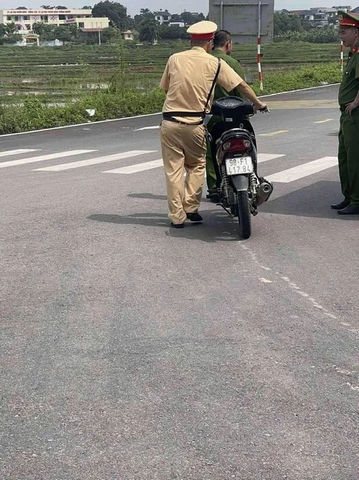 Hình Ảnh Công An Giao Thông Hài Hước: Bộ Sưu Tập, Ý Nghĩa & Cách Tận Dụng Cho Người Yêu Thích Meme Hình Ảnh Công An Giao Thông Hài Hước: Bộ Sưu Tập, Ý Nghĩa & Cách Tận Dụng Cho Người Yêu Thích Meme