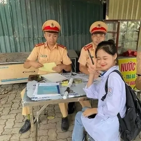 Hình Ảnh Công An Giao Thông Hài Hước: Bộ Sưu Tập, Ý Nghĩa & Cách Tận Dụng Cho Người Yêu Thích Meme Hình Ảnh Công An Giao Thông Hài Hước: Bộ Sưu Tập, Ý Nghĩa & Cách Tận Dụng Cho Người Yêu Thích Meme
