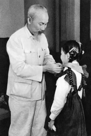 Khám Phá Hình Ảnh Chân Thực Và Ý Nghĩa Của Bác Hồ Dành Cho Người Yêu Lịch Sử: Từ Chân Dung Đến Tư Liệu Lịch Sử
