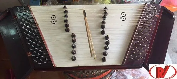 Xem Hình Ảnh Đàn Tam: Cấu Tạo, Phân Loại Và So Sánh Với Tam Thập Lục Cho Người Mới Tìm Hiểu Xem Hình Ảnh Đàn Tam: Cấu Tạo, Phân Loại Và So Sánh Với Tam Thập Lục Cho Người Mới Tìm Hiểu
