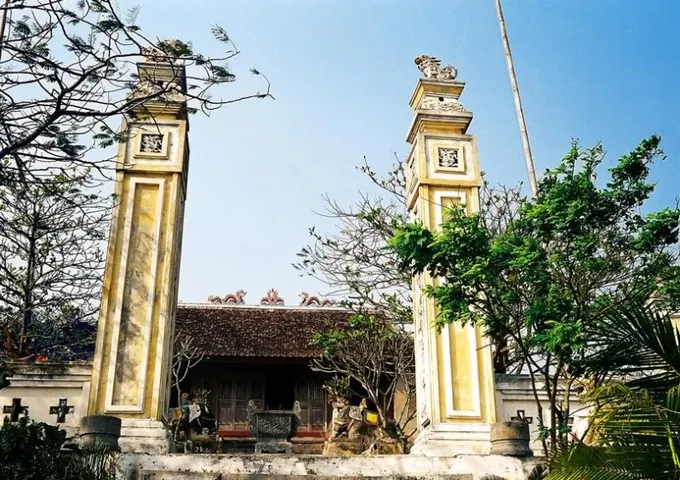 Chiêm Ngưỡng Hình Ảnh Đền Cờn Nghệ An: Bộ Sưu Tập Ảnh Thực Tế Và Vị Trí Linh Thiêng Cho Khách Hành Hương Chiêm Ngưỡng Hình Ảnh Đền Cờn Nghệ An: Bộ Sưu Tập Ảnh Thực Tế Và Vị Trí Linh Thiêng Cho Khách Hành Hương