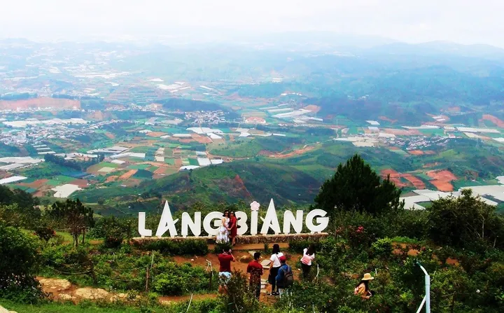 Chiêm Ngưỡng Bộ Hình Ảnh Đỉnh Langbiang Đẹp Nhất: Góc Nhìn Từ Đỉnh Radar Cho Du Khách Mê Săn Mây