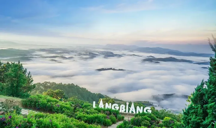 Chiêm Ngưỡng Bộ Hình Ảnh Đỉnh Langbiang Đẹp Nhất: Góc Nhìn Từ Đỉnh Radar Cho Du Khách Mê Săn Mây