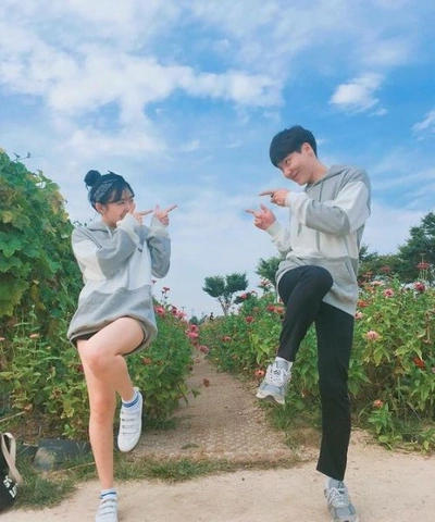 Ảnh Đôi Bạn Thân Nam Nữ: Bộ Sưu Tập Cute, Ý Nghĩa & Cách Tạo Dáng Đỉnh Cao Cho Người Trên Mạng Xã Hội Ảnh Đôi Bạn Thân Nam Nữ: Bộ Sưu Tập Cute, Ý Nghĩa & Cách Tạo Dáng Đỉnh Cao Cho Người Trên Mạng Xã Hội