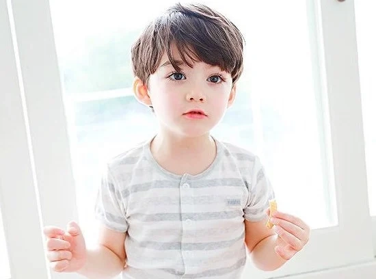 Khám Phá Bộ Sưu Tập Hình Ảnh Em Bé Trai Đẹp Nhất Thế Giới – Dành Cho Phụ Huynh & Người Yêu Nhi Đồng