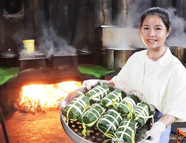 Chiêm Ngưỡng Hình Ảnh Giã Giò: Quy Trình Cối Chày Truyền Thống Tại Làng Ước Lễ Cho Du Khách Chiêm Ngưỡng Hình Ảnh Giã Giò: Quy Trình Cối Chày Truyền Thống Tại Làng Ước Lễ Cho Du Khách