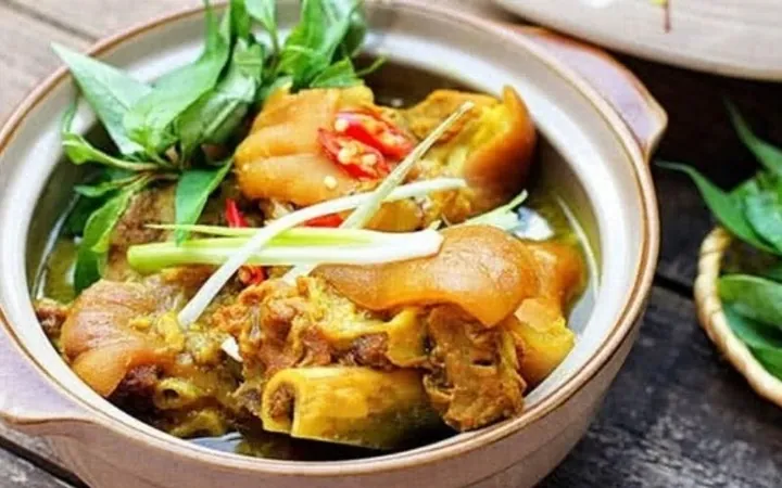Chiêm Ngưỡng Hình Ảnh Giã Giò: Quy Trình Cối Chày Truyền Thống Tại Làng Ước Lễ Cho Du Khách Chiêm Ngưỡng Hình Ảnh Giã Giò: Quy Trình Cối Chày Truyền Thống Tại Làng Ước Lễ Cho Du Khách