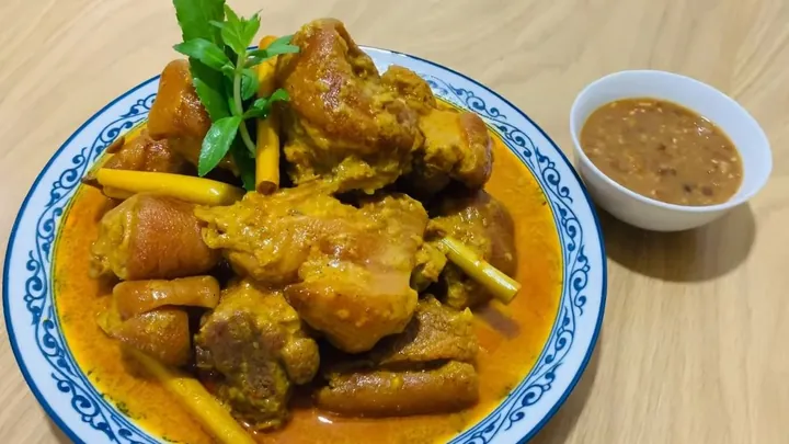 Chiêm Ngưỡng Hình Ảnh Giã Giò: Quy Trình Cối Chày Truyền Thống Tại Làng Ước Lễ Cho Du Khách Chiêm Ngưỡng Hình Ảnh Giã Giò: Quy Trình Cối Chày Truyền Thống Tại Làng Ước Lễ Cho Du Khách