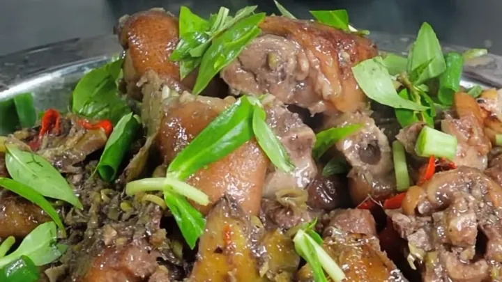 Chiêm Ngưỡng Hình Ảnh Giã Giò: Quy Trình Cối Chày Truyền Thống Tại Làng Ước Lễ Cho Du Khách Chiêm Ngưỡng Hình Ảnh Giã Giò: Quy Trình Cối Chày Truyền Thống Tại Làng Ước Lễ Cho Du Khách