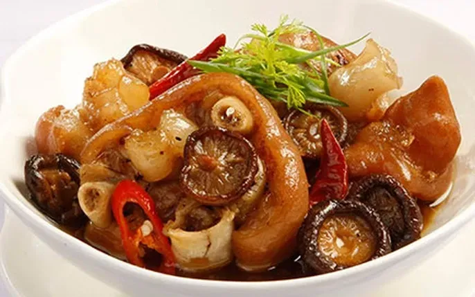 Chiêm Ngưỡng Hình Ảnh Giã Giò: Quy Trình Cối Chày Truyền Thống Tại Làng Ước Lễ Cho Du Khách Chiêm Ngưỡng Hình Ảnh Giã Giò: Quy Trình Cối Chày Truyền Thống Tại Làng Ước Lễ Cho Du Khách