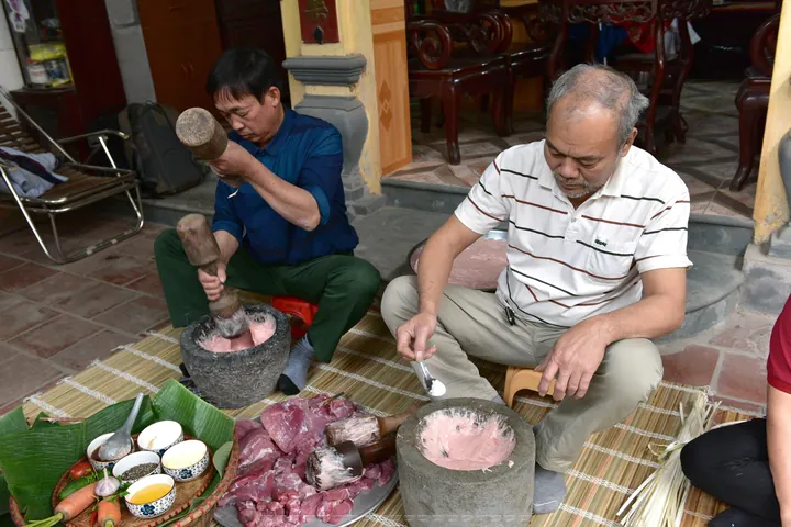 Chiêm Ngưỡng Hình Ảnh Giã Giò: Quy Trình Cối Chày Truyền Thống Tại Làng Ước Lễ Cho Du Khách Chiêm Ngưỡng Hình Ảnh Giã Giò: Quy Trình Cối Chày Truyền Thống Tại Làng Ước Lễ Cho Du Khách