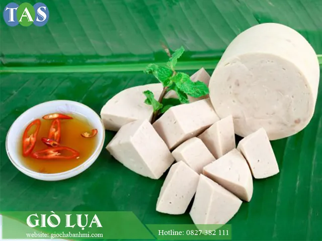 Chiêm Ngưỡng Hình Ảnh Giã Giò: Quy Trình Cối Chày Truyền Thống Tại Làng Ước Lễ Cho Du Khách Chiêm Ngưỡng Hình Ảnh Giã Giò: Quy Trình Cối Chày Truyền Thống Tại Làng Ước Lễ Cho Du Khách