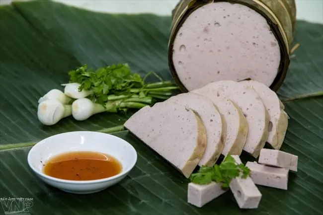 Chiêm Ngưỡng Hình Ảnh Giã Giò: Quy Trình Cối Chày Truyền Thống Tại Làng Ước Lễ Cho Du Khách Chiêm Ngưỡng Hình Ảnh Giã Giò: Quy Trình Cối Chày Truyền Thống Tại Làng Ước Lễ Cho Du Khách