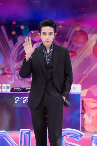 Xem Hình Ảnh Gil Lê Dành Cho Fan: Hành Trình Chuyển Đổi Từ Vẻ Đẹp Nữ Tính Sang Phong Cách Nam Tính Unisex Xem Hình Ảnh Gil Lê Dành Cho Fan: Hành Trình Chuyển Đổi Từ Vẻ Đẹp Nữ Tính Sang Phong Cách Nam Tính Unisex