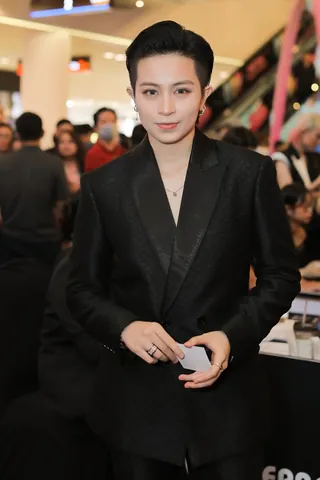 Xem Hình Ảnh Gil Lê Dành Cho Fan: Hành Trình Chuyển Đổi Từ Vẻ Đẹp Nữ Tính Sang Phong Cách Nam Tính Unisex Xem Hình Ảnh Gil Lê Dành Cho Fan: Hành Trình Chuyển Đổi Từ Vẻ Đẹp Nữ Tính Sang Phong Cách Nam Tính Unisex
