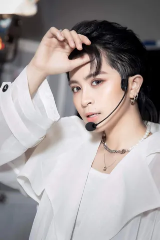 Xem Hình Ảnh Gil Lê Dành Cho Fan: Hành Trình Chuyển Đổi Từ Vẻ Đẹp Nữ Tính Sang Phong Cách Nam Tính Unisex Xem Hình Ảnh Gil Lê Dành Cho Fan: Hành Trình Chuyển Đổi Từ Vẻ Đẹp Nữ Tính Sang Phong Cách Nam Tính Unisex