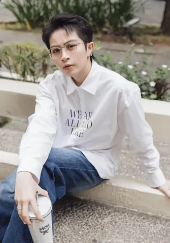 Xem Hình Ảnh Gil Lê Dành Cho Fan: Hành Trình Chuyển Đổi Từ Vẻ Đẹp Nữ Tính Sang Phong Cách Nam Tính Unisex Xem Hình Ảnh Gil Lê Dành Cho Fan: Hành Trình Chuyển Đổi Từ Vẻ Đẹp Nữ Tính Sang Phong Cách Nam Tính Unisex
