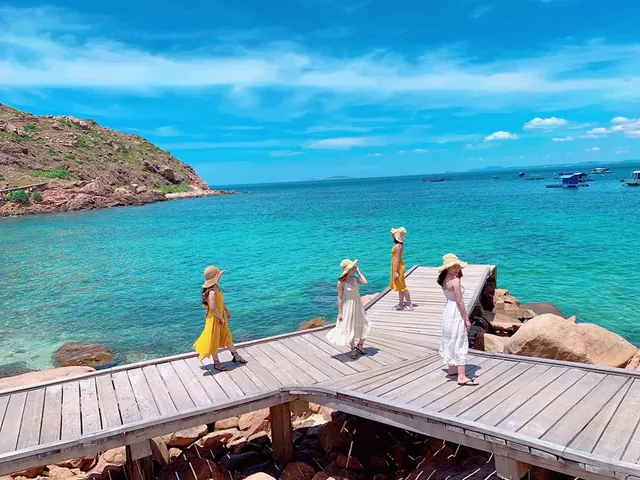 Chiêm Ngưỡng Hình Ảnh Hòn Khô Quy Nhơn: Vẻ Đẹp Hoang Sơ Của Đảo Đá Dành Cho Du Khách Chiêm Ngưỡng Hình Ảnh Hòn Khô Quy Nhơn: Vẻ Đẹp Hoang Sơ Của Đảo Đá Dành Cho Du Khách