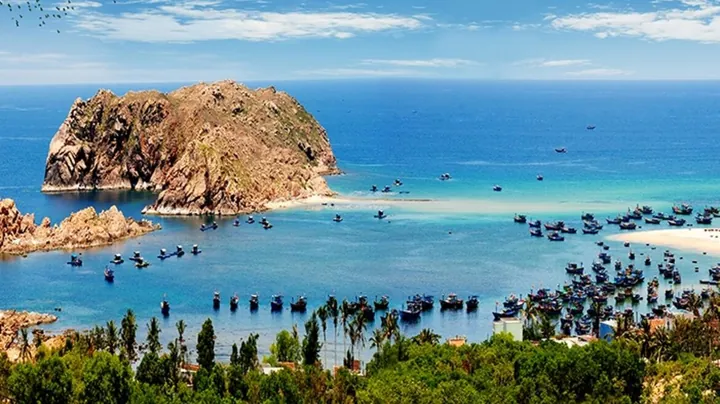 Chiêm Ngưỡng Hình Ảnh Hòn Khô Quy Nhơn: Vẻ Đẹp Hoang Sơ Của Đảo Đá Dành Cho Du Khách Chiêm Ngưỡng Hình Ảnh Hòn Khô Quy Nhơn: Vẻ Đẹp Hoang Sơ Của Đảo Đá Dành Cho Du Khách