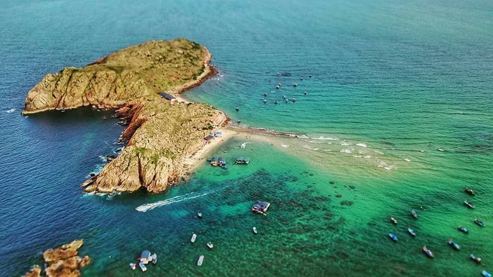 Chiêm Ngưỡng Hình Ảnh Hòn Khô Quy Nhơn: Vẻ Đẹp Hoang Sơ Của Đảo Đá Dành Cho Du Khách Chiêm Ngưỡng Hình Ảnh Hòn Khô Quy Nhơn: Vẻ Đẹp Hoang Sơ Của Đảo Đá Dành Cho Du Khách