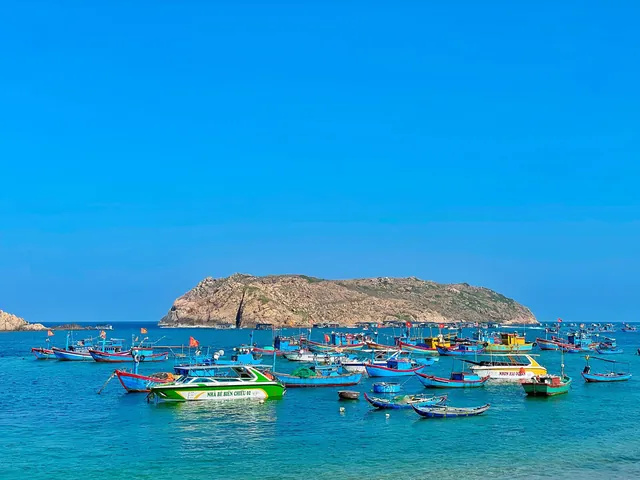 Chiêm Ngưỡng Hình Ảnh Hòn Khô Quy Nhơn: Vẻ Đẹp Hoang Sơ Của Đảo Đá Dành Cho Du Khách Chiêm Ngưỡng Hình Ảnh Hòn Khô Quy Nhơn: Vẻ Đẹp Hoang Sơ Của Đảo Đá Dành Cho Du Khách