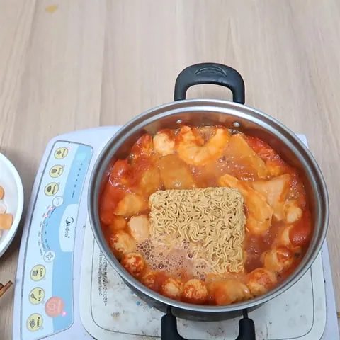 Chiêm Ngưỡng Hình Ảnh Lẩu Tokbokki Cho Thực Khách Qua Các Kiểu Buffet Và Tự Nấu Chiêm Ngưỡng Hình Ảnh Lẩu Tokbokki Cho Thực Khách Qua Các Kiểu Buffet Và Tự Nấu