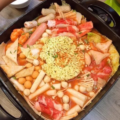 Chiêm Ngưỡng Hình Ảnh Lẩu Tokbokki Cho Thực Khách Qua Các Kiểu Buffet Và Tự Nấu Chiêm Ngưỡng Hình Ảnh Lẩu Tokbokki Cho Thực Khách Qua Các Kiểu Buffet Và Tự Nấu
