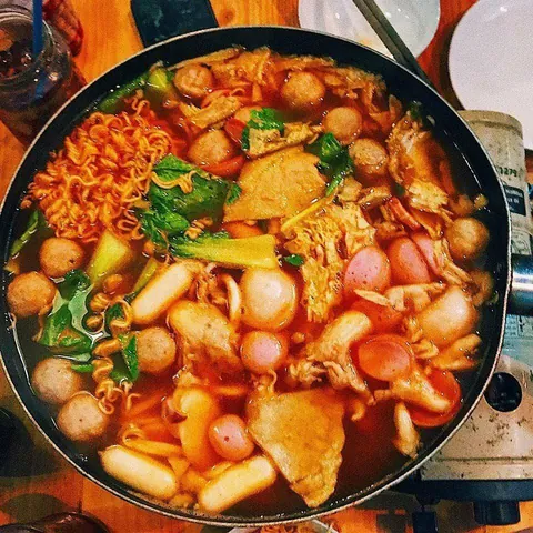 Chiêm Ngưỡng Hình Ảnh Lẩu Tokbokki Cho Thực Khách Qua Các Kiểu Buffet Và Tự Nấu Chiêm Ngưỡng Hình Ảnh Lẩu Tokbokki Cho Thực Khách Qua Các Kiểu Buffet Và Tự Nấu