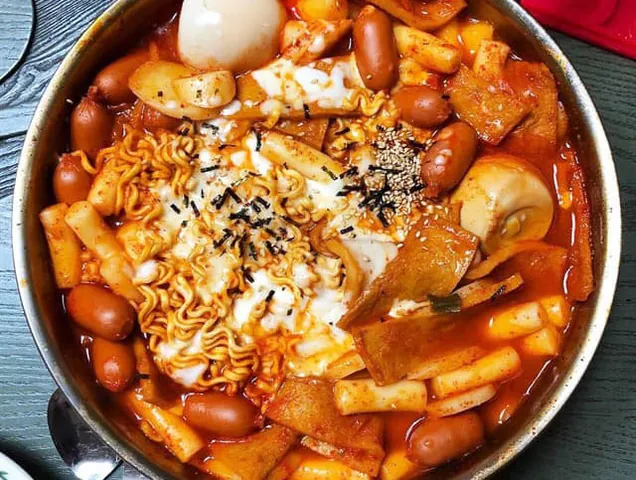 Chiêm Ngưỡng Hình Ảnh Lẩu Tokbokki Cho Thực Khách Qua Các Kiểu Buffet Và Tự Nấu Chiêm Ngưỡng Hình Ảnh Lẩu Tokbokki Cho Thực Khách Qua Các Kiểu Buffet Và Tự Nấu