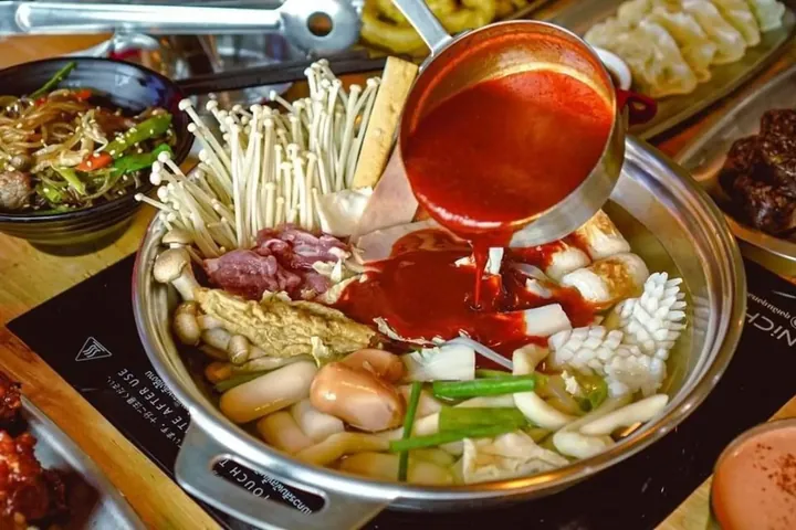 Chiêm Ngưỡng Hình Ảnh Lẩu Tokbokki Cho Thực Khách Qua Các Kiểu Buffet Và Tự Nấu Chiêm Ngưỡng Hình Ảnh Lẩu Tokbokki Cho Thực Khách Qua Các Kiểu Buffet Và Tự Nấu