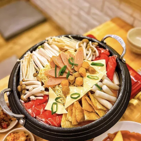 Chiêm Ngưỡng Hình Ảnh Lẩu Tokbokki Cho Thực Khách Qua Các Kiểu Buffet Và Tự Nấu Chiêm Ngưỡng Hình Ảnh Lẩu Tokbokki Cho Thực Khách Qua Các Kiểu Buffet Và Tự Nấu