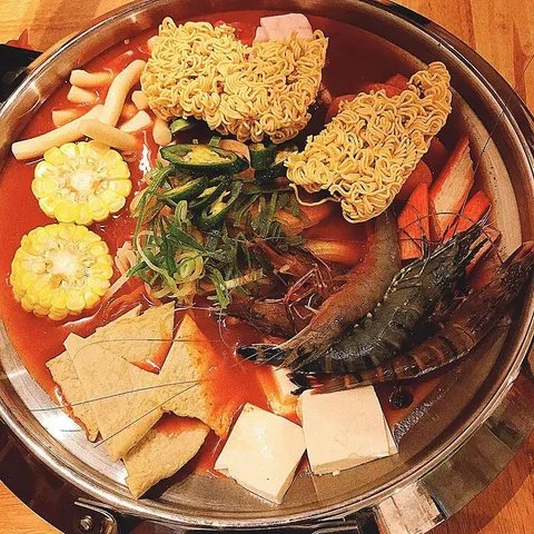 Chiêm Ngưỡng Hình Ảnh Lẩu Tokbokki Cho Thực Khách Qua Các Kiểu Buffet Và Tự Nấu Chiêm Ngưỡng Hình Ảnh Lẩu Tokbokki Cho Thực Khách Qua Các Kiểu Buffet Và Tự Nấu