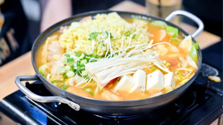 Chiêm Ngưỡng Hình Ảnh Lẩu Tokbokki Cho Thực Khách Qua Các Kiểu Buffet Và Tự Nấu Chiêm Ngưỡng Hình Ảnh Lẩu Tokbokki Cho Thực Khách Qua Các Kiểu Buffet Và Tự Nấu