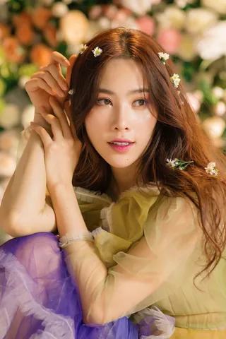 Chiêm Ngưỡng Hình Ảnh Nam Em: Sự Đối Nghịch Xưa Nay Của Hoa Khôi Trước Công Chúng Chiêm Ngưỡng Hình Ảnh Nam Em: Sự Đối Nghịch Xưa Nay Của Hoa Khôi Trước Công Chúng
