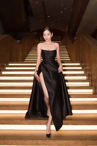 Chiêm Ngưỡng Hình Ảnh Nam Em: Sự Đối Nghịch Xưa Nay Của Hoa Khôi Trước Công Chúng Chiêm Ngưỡng Hình Ảnh Nam Em: Sự Đối Nghịch Xưa Nay Của Hoa Khôi Trước Công Chúng