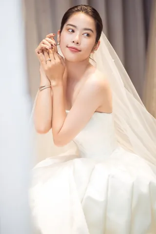 Chiêm Ngưỡng Hình Ảnh Nam Em: Sự Đối Nghịch Xưa Nay Của Hoa Khôi Trước Công Chúng Chiêm Ngưỡng Hình Ảnh Nam Em: Sự Đối Nghịch Xưa Nay Của Hoa Khôi Trước Công Chúng