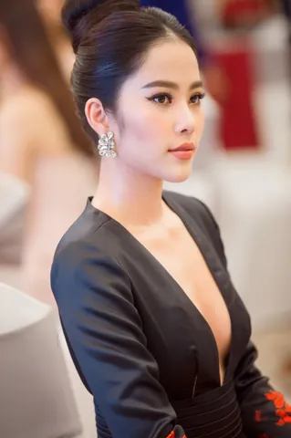 Chiêm Ngưỡng Hình Ảnh Nam Em: Sự Đối Nghịch Xưa Nay Của Hoa Khôi Trước Công Chúng Chiêm Ngưỡng Hình Ảnh Nam Em: Sự Đối Nghịch Xưa Nay Của Hoa Khôi Trước Công Chúng