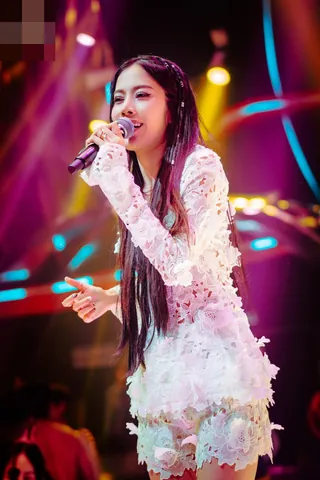 Chiêm Ngưỡng Hình Ảnh Nam Em: Sự Đối Nghịch Xưa Nay Của Hoa Khôi Trước Công Chúng Chiêm Ngưỡng Hình Ảnh Nam Em: Sự Đối Nghịch Xưa Nay Của Hoa Khôi Trước Công Chúng