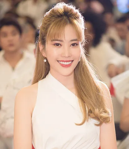 Chiêm Ngưỡng Hình Ảnh Nam Em: Sự Đối Nghịch Xưa Nay Của Hoa Khôi Trước Công Chúng Chiêm Ngưỡng Hình Ảnh Nam Em: Sự Đối Nghịch Xưa Nay Của Hoa Khôi Trước Công Chúng