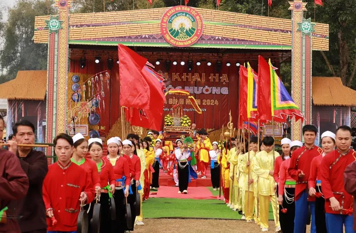 Chiêm Ngưỡng Hình Ảnh Người Mường Cho Người Yêu Văn Hóa Qua Trang Phục Và Nhà Sàn Truyền Thống