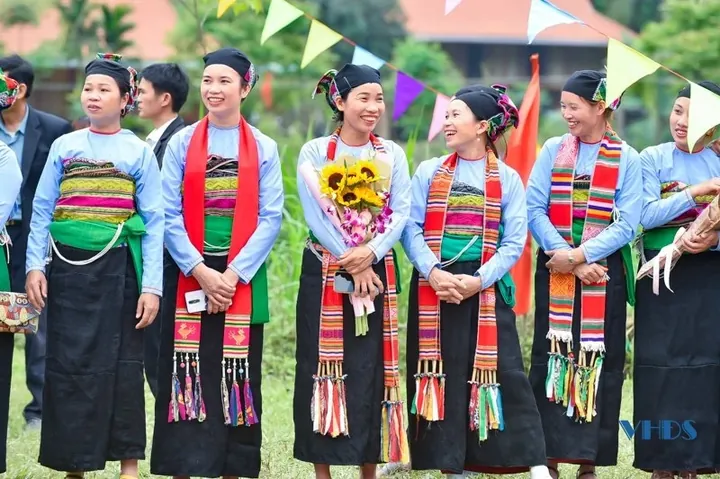 Chiêm Ngưỡng Hình Ảnh Người Mường Cho Người Yêu Văn Hóa Qua Trang Phục Và Nhà Sàn Truyền Thống