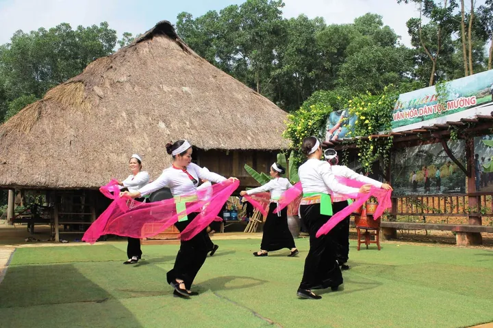 Chiêm Ngưỡng Hình Ảnh Người Mường Cho Người Yêu Văn Hóa Qua Trang Phục Và Nhà Sàn Truyền Thống