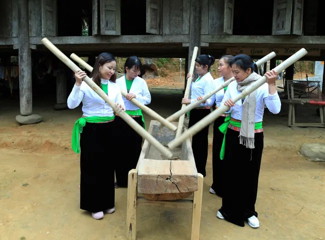 Chiêm Ngưỡng Hình Ảnh Người Mường Cho Người Yêu Văn Hóa Qua Trang Phục Và Nhà Sàn Truyền Thống