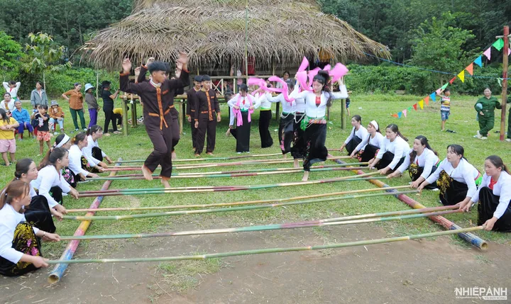 Chiêm Ngưỡng Hình Ảnh Người Mường Cho Người Yêu Văn Hóa Qua Trang Phục Và Nhà Sàn Truyền Thống