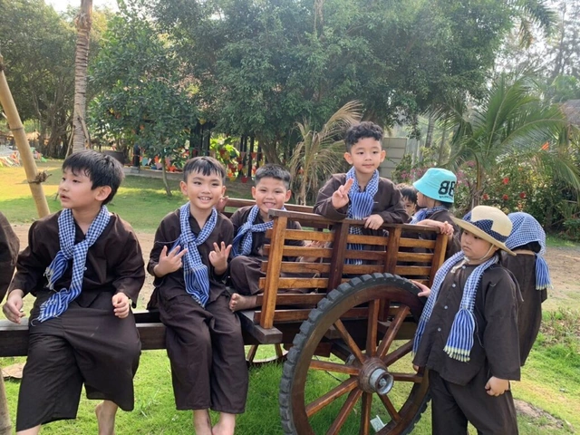Hình Ảnh Người Nông Dân Trong Văn Học Việt Nam: Phân Tích Đa Chiều Dành Cho Sinh Viên Ngành Văn Học & Giáo Viên