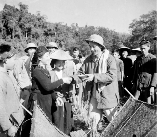 Hình Ảnh Người Nông Dân Trong Văn Học Việt Nam: Phân Tích Đa Chiều Dành Cho Sinh Viên Ngành Văn Học & Giáo Viên