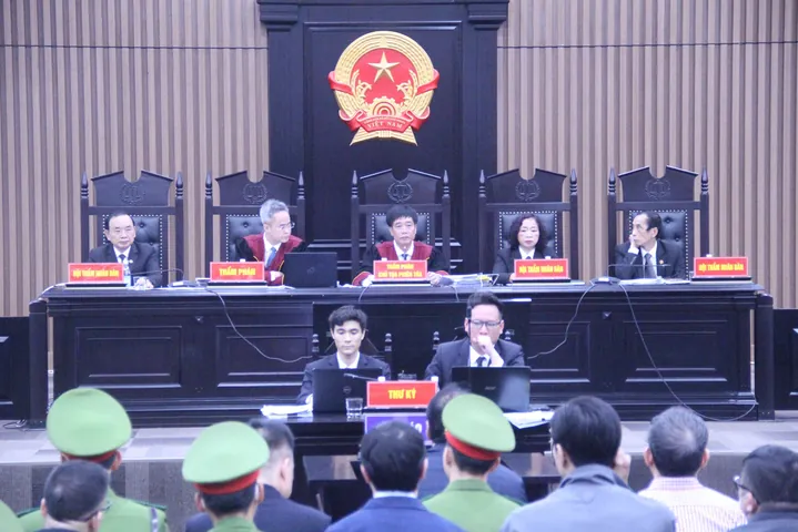 Tổng Hợp Hình Ảnh Phiên Tòa Thực Tế: Xem Ảnh Bên Trong Và Cổng Tòa Cho Độc Giả